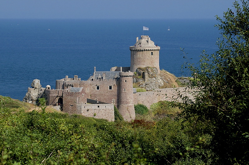 Bretagne 09-2012 D35_1663 als Smart-Objekt-1 Kopie als Smart-Objekt-1.jpg -  Weiter die Küste lang nach Fort La Latte ,das ist eine wunderschöne Burganlage direkt am Meer